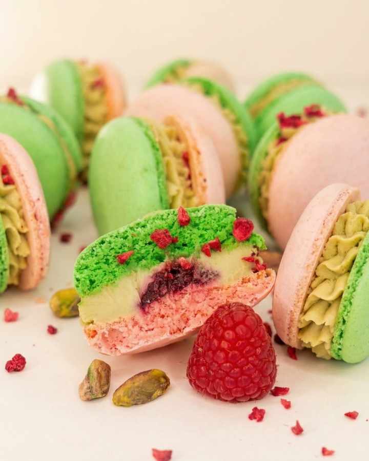Angeschnittener Macaron mit Himbeerfüllung
