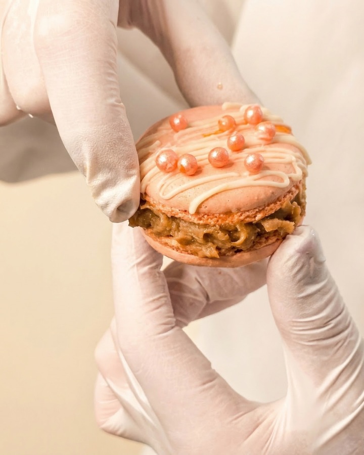 Dekorierter Macaron in der Hand