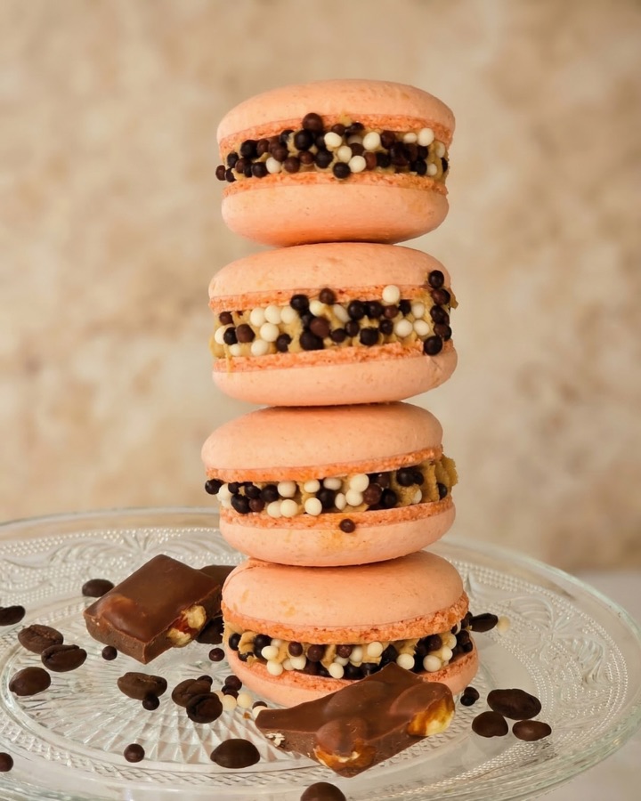 Gestapelte Macarons mit Schokoladenperlen